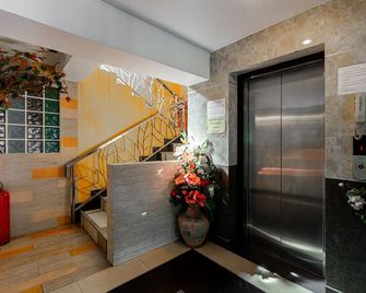 Latin Garden Hotel - Bangkok - Receptionist