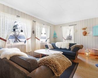 Peaceful Island Retreat in Seaside Cottage with Hidden Beach & Private Boat - Inndyr - Living room