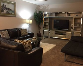 Charming New House Sleep Up To 6 Guests In Quiet Residential Home - Enterprise - Sala de estar