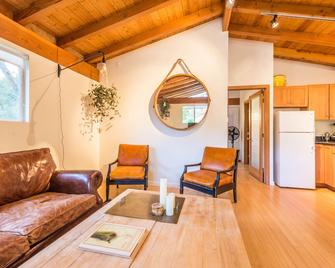 Chime Housetopanga Bungalow Under The Oaks - Topanga - Living room