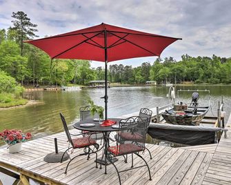 Lakefront Sparta Home: Fire Pit, Dock & Kayak - Milledgeville - Patio
