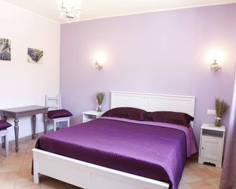 B&B Lavanda e Rosmarino - אסיסי - חדר שינה