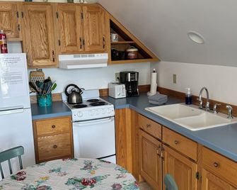 Bright and clean upstairs Studio apartment - West Yellowstone - Cocina