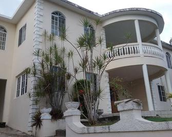 15 mins to airport. Entire 1st floor 2 bedrooms, 2 bathrooms Sleeps 4.No sharing - Bahía Montego - Edificio