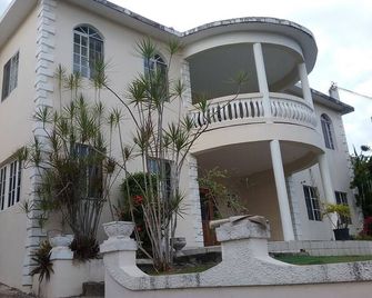 15 mins to airport. Entire 1st floor 2 bedrooms, 2 bathrooms Sleeps 4.No sharing - Bahía Montego - Edificio