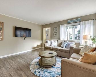 Pet-Friendly Hoquiam Cottage Near River Access! - Hoquiam - Wohnzimmer
