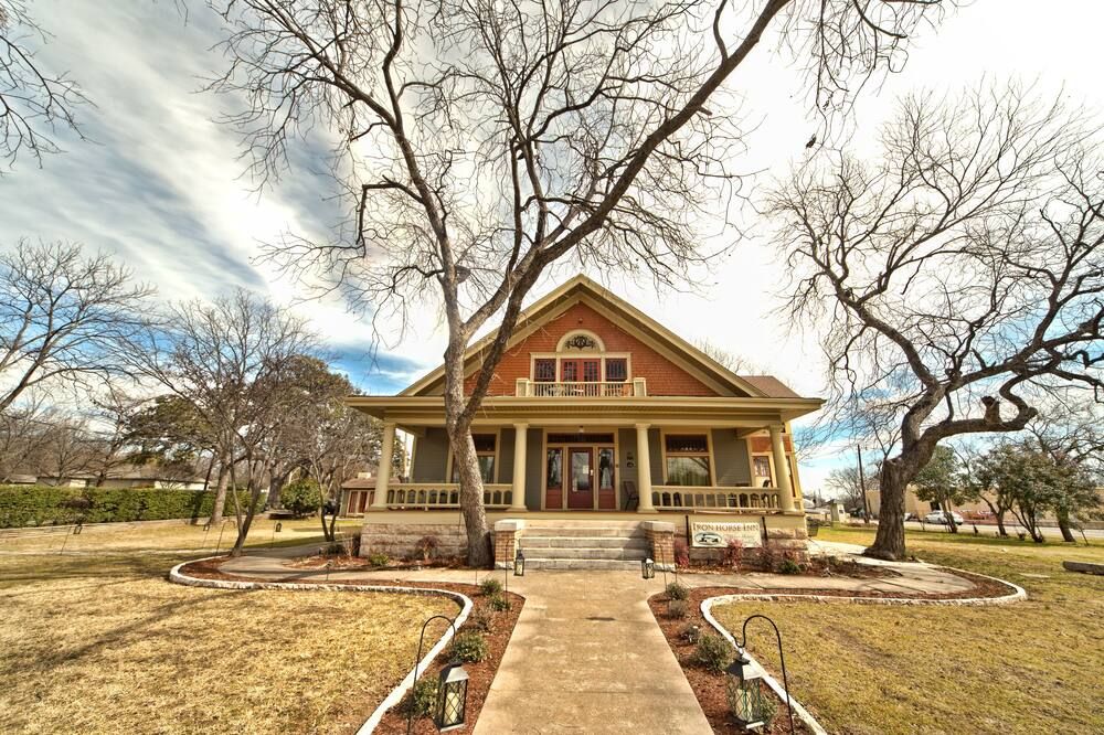 أيرون هورس إن