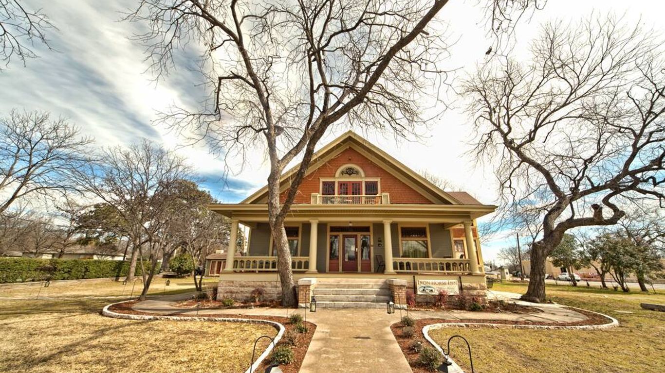 أيرون هورس إن