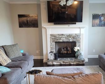 Spacious Beautiful home for Masters - Grovetown - Living room