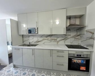 Annexe Studio private entrance, hallway and parking - Ruislip - Kitchen