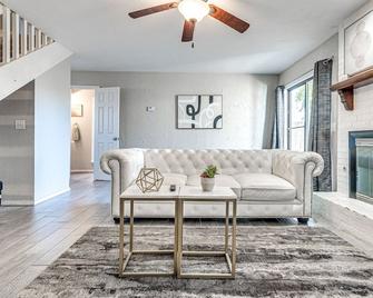 This townhouse is a 2 bedroom(s), 1.5 bathrooms, located in Edmond, OK. - Edmond - Living room