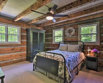 Creekside cabin w/ hot tub, fireplace & trail - Newland - Bedroom