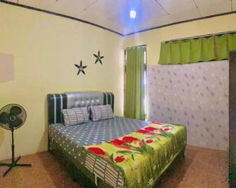 Malin's Homestay - Bukittinggi - Bedroom