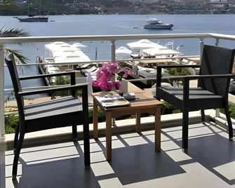 كاسا كوستا بوتيك هوتل - بوتيك كلاس - غاندوغان - شرفة