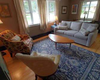 3-Bedroom Cottage in the Adirondack High Peaks Village of Keene Valley - Keene Valley - Sala de estar