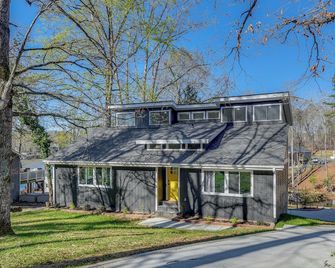 Waterfront Troy Home w/ Private Boat Dock! - Troy - Edificio