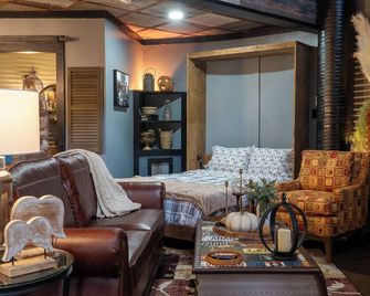 The Cedar St Silo- Sleeps 4 w/ Fireplace & Hot Tub. Walk to Downtown Lincolnton - Lincolnton - Lounge