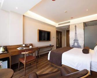 James Joyce Coffetel (Tianjin Railway Station Tianjin Eye) - Tianjin - Bedroom