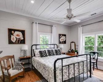 Ella 1862- Charming 1862 home in historic downtown. Close to Adamson Square. - Carrollton - Slaapkamer