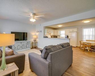 Pet-Friendly Villas Vacation Rental Walk to Bay - Rio Grande - Living room