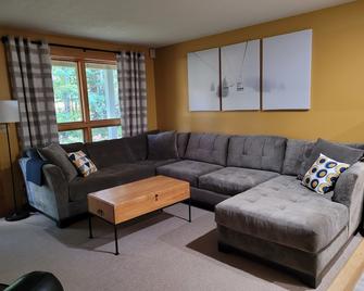 Snowbrook: Ski in/out access with pool, hot-tub, and sauna for après ski! - Kingfield - Wohnzimmer