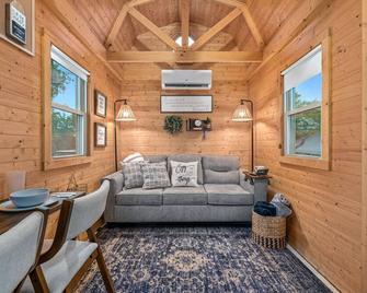 Lolli's Lil Getaway - Alma - Living room