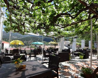 Christys Palace Hotel - פדהולאס - פטיו