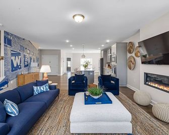 Sunset Grove - 2 Full Luxury Condos + Roof Deck - Wake Forest - Living room