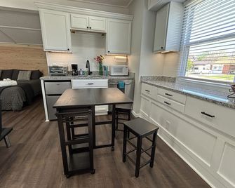 Zen Den - jetted tub, massage chair, home theater, EV charger, King bed, parking - Burleson - Кухня