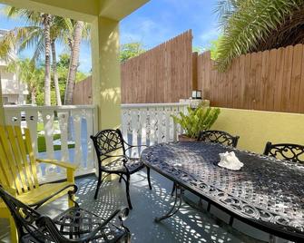 Andy's Inn 2 Bamboo Studio Suite - Charming Studio with beach access - Bodden Town
