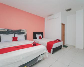 OYO 779 Mn One Residence Syariah Near Itc Cempaka Mas Near Kalbe Farma - Yakarta