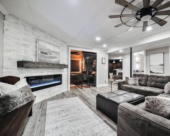 Luxury 4BR w/ King Bed | Fast Wi-Fi | Private Yard - Jackson - Living room