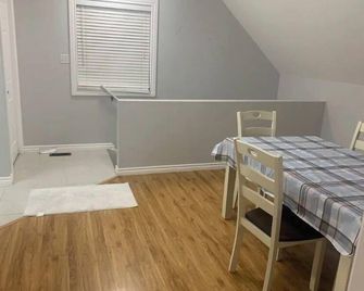 Entire top floor huge 1 bedroom apt private entry! - Orangeville - Dining room