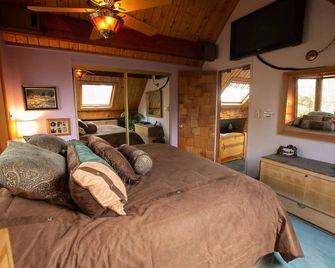 Sledding hills, amazing views, game room, Ski & Sky Park min away! - Running Springs - Bedroom