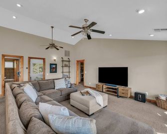 Rustic Pine- Secluded Mountain Retreat Near Zion National Park - Orderville - Sala de estar