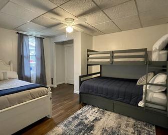 Craftsman styled home in the heart of downtown Highland - Highland - Bedroom