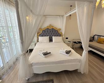 Grand Alacati Butik Hotel - Alacati - Bedroom