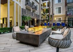 StaysPro - Venice Beach Luxury Apartments Minutes to The Marina And Santa Monica - Marina del Rey - Patio