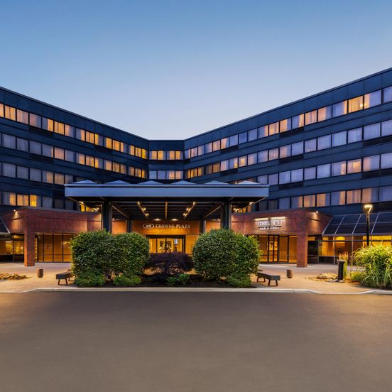 Building view of Crowne Plaza Edison