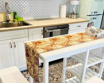 Secret Garden 1 bedroom suite with parking - Medicine Hat - Kitchen