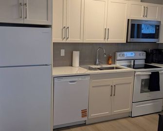 Quiet and cozy studio in a newly built home, with a secluded private patio! - Cranbrook - Κουζίνα