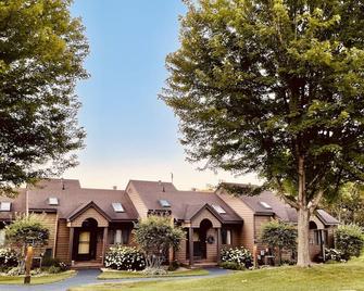 Charming, Farmhouse Chic, Cozy|Fireplace|12 Min to Town|Beautiful View - Galena - Edificio