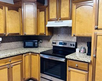 Peaceful, Safe, & Centrally Located 1-bedroom house in Raymondville TX - Raymondville - Kitchen