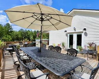 Fun place, Hot Tub, king Bed relax enjoy sleeps13 vacation Golf Pinehurst 2024 - Aberdeen - Terasa