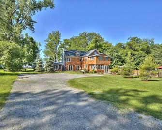 Large Beachfront Family Home with Heated Pool - Fort Erie - Building