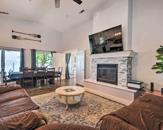 Spacious Lakeport House on Clear Lake with Dock - Lakeport - Huiskamer