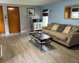 Walking Distance to the Falls, Casino, and Canada - Niagara Falls - Living room