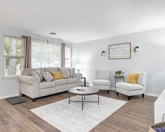 #306 Pekin · Pekin Pie à la Mode #306 - Pekin - Living room