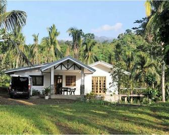 Farmstead vacation house in the middle of Sabang and Dinadiawan beach - Dipaculao - Building