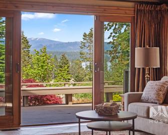 Hayden Lake | Hot Tub & Stunning Views | Sleeps 6 - Hayden - Living room